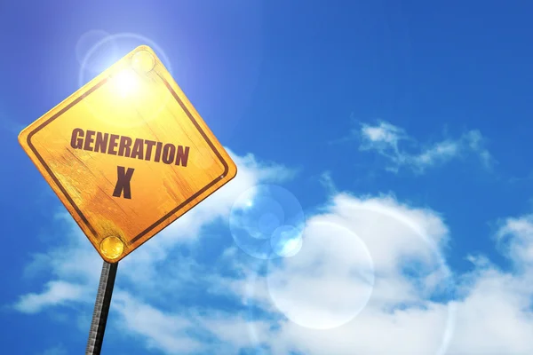 Gelbes Verkehrsschild mit blauem Himmel und weißen Wolken: Generation x — Stockfoto