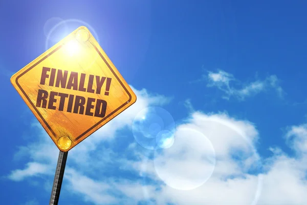 Yellow road sign with a blue sky and white clouds: finally retir — Stock Photo, Image