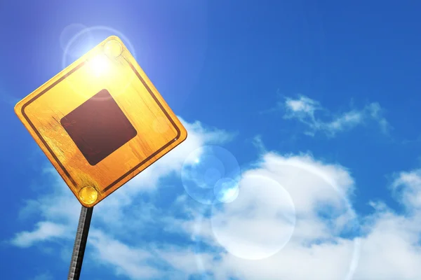 Sinal de estrada amarelo com céu azul e nuvens brancas: cartão de diamante — Fotografia de Stock