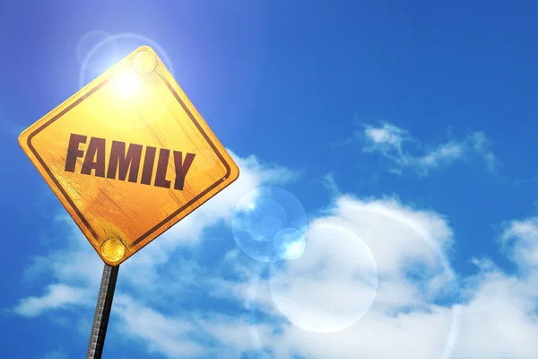 Gelbes Verkehrsschild mit blauem Himmel und weißen Wolken: Familie — Stockfoto