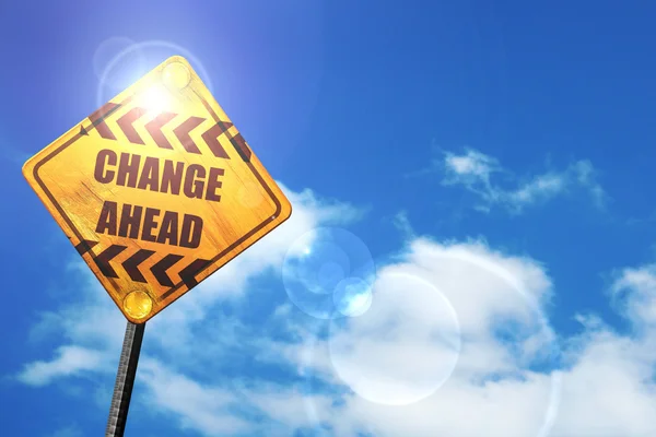 Panneau de signalisation jaune avec un ciel bleu et des nuages blancs : Changement en avant — Photo