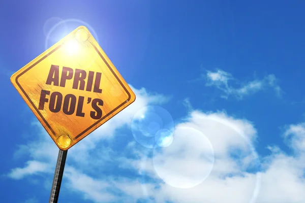 Gult Vägmärke med en blå himmel och vita moln: aprilskämt — Stockfoto