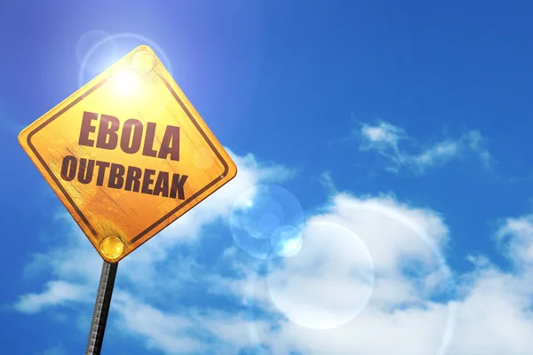 Žlutá dopravní značka s modré nebe a bílé mraky: Ebola outbrea — Stock fotografie