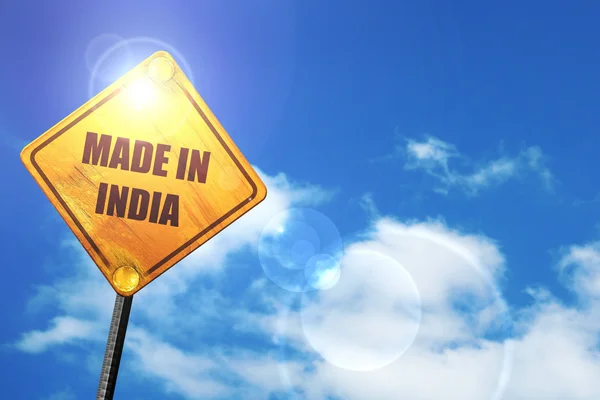 Gelbes Verkehrsschild mit blauem Himmel und weißen Wolken: Made in India — Stockfoto