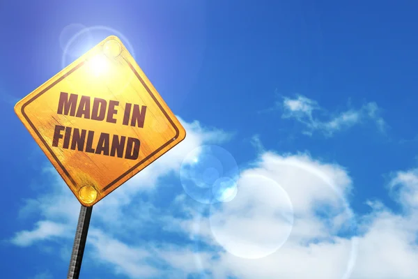 Panneau de signalisation jaune avec un ciel bleu et des nuages blancs : Made in finla — Photo
