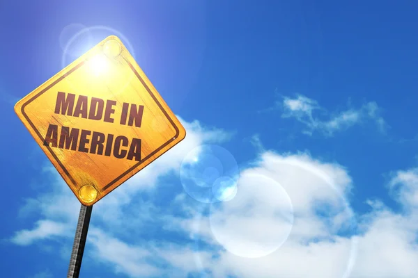 Panneau de signalisation jaune avec un ciel bleu et des nuages blancs : Made in ameri — Photo