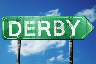 Derby yol işaret, yıpranmış ve hasarlı bir görünüm