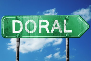 yol işareti, yıpranmış ve hasarlı bir görünüm