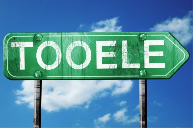 Tooele yol işaret, yıpranmış ve hasarlı bir görünüm