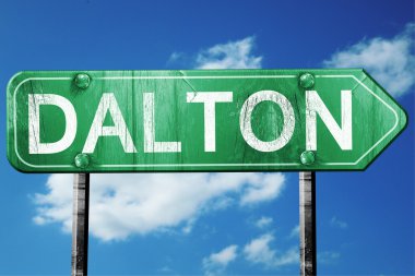 Dalton yol işaret, yıpranmış ve hasarlı bir görünüm