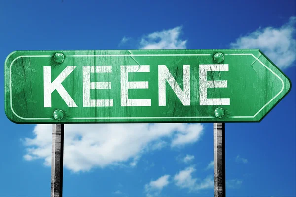 Znak drogowy Keene, zużyte i uszkodzone wyglądają — Zdjęcie stockowe