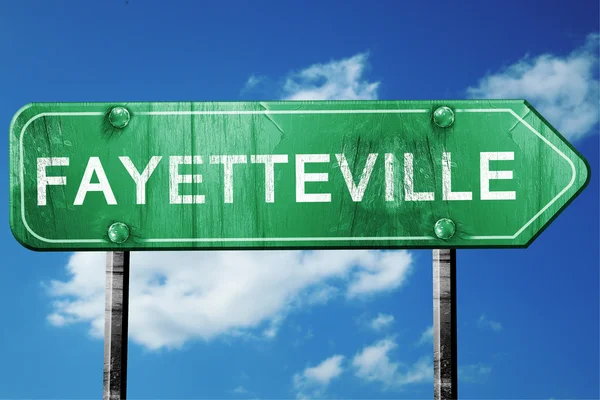 Fayetteville sinal de estrada, olhar desgastado e danificado — Fotografia de Stock