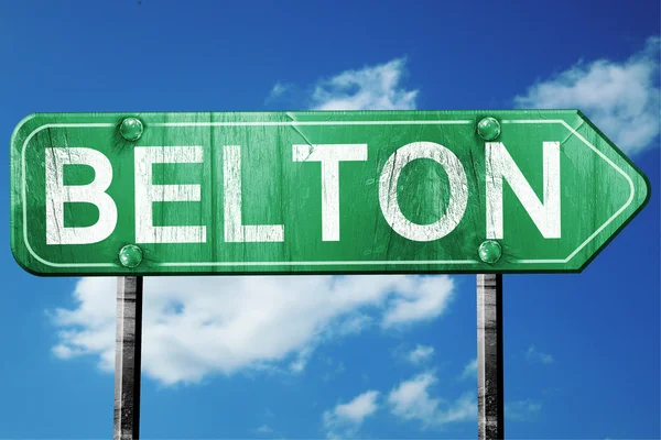 Belton znak drogowy, zużyte i uszkodzone wygląd — Zdjęcie stockowe