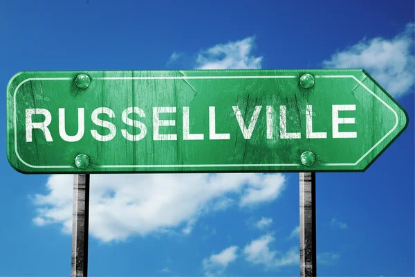 Russelville sinal de estrada, olhar desgastado e danificado — Fotografia de Stock