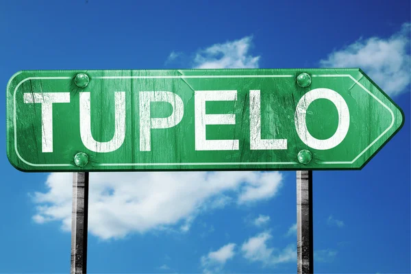 Tupelo vägskylt, slitna och skadade utseende — Stockfoto