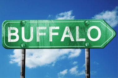 Buffalo yol işaret, yıpranmış ve hasarlı bir görünüm