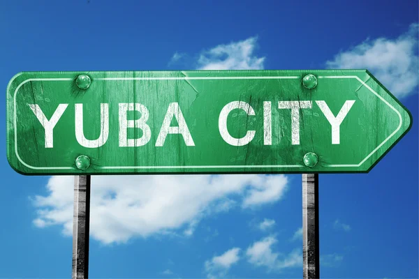 Yuba city yol işaret, hasarlı ve aşınmış bak — Stok fotoğraf