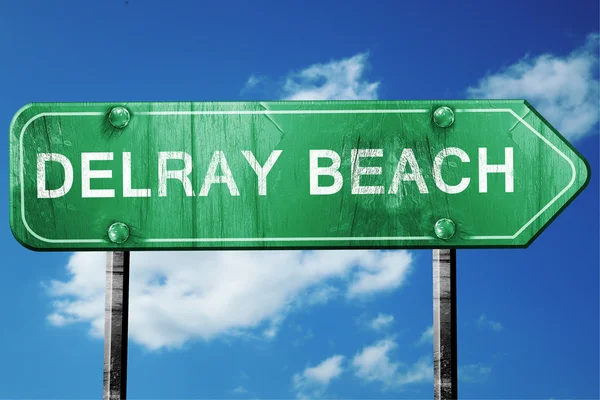 Znak drogowy Delray beach, zużyte i uszkodzone wyglądają — Zdjęcie stockowe