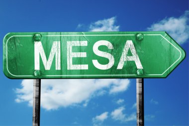 Mesa yol işaret, yıpranmış ve hasarlı bir görünüm