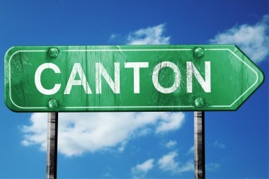 Kanton yol işaret, yıpranmış ve hasarlı bir görünüm