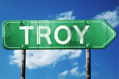 Troy yol işaret, yıpranmış ve hasarlı bir görünüm