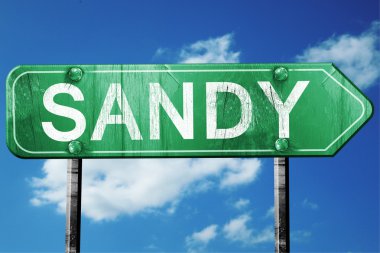 kumlu yol işaret, yıpranmış ve hasarlı bir görünüm