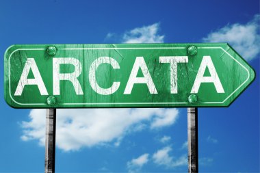 Arcata yol işaret, yıpranmış ve hasarlı bir görünüm