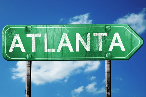 Атланта дорожный знак, изношенный и поврежденный вид — стоковое фото