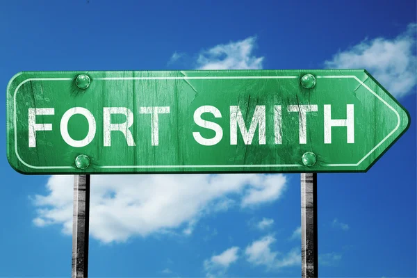 yıpranmış ve hasarlı fort Smith'e yol işaret, bak