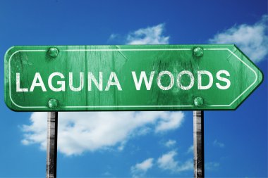 Laguna woods yol işaret, yıpranmış ve hasarlı bir görünüm