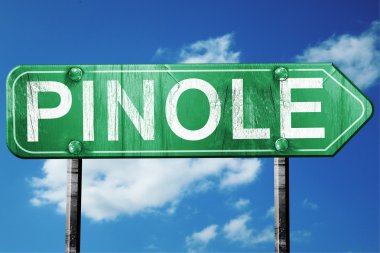 Pinole yol işaret, yıpranmış ve hasarlı bir görünüm