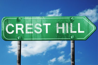 Tepe tepe yol işaret, yıpranmış ve hasarlı bir görünüm