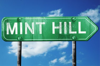 Nane tepe yol işaret, yıpranmış ve hasarlı bir görünüm