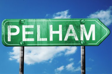 Pelham yol işaret, yıpranmış ve hasarlı bir görünüm