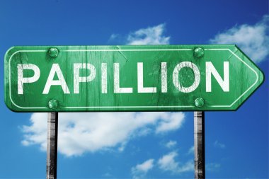 Papillion yol işaret, yıpranmış ve hasarlı bir görünüm