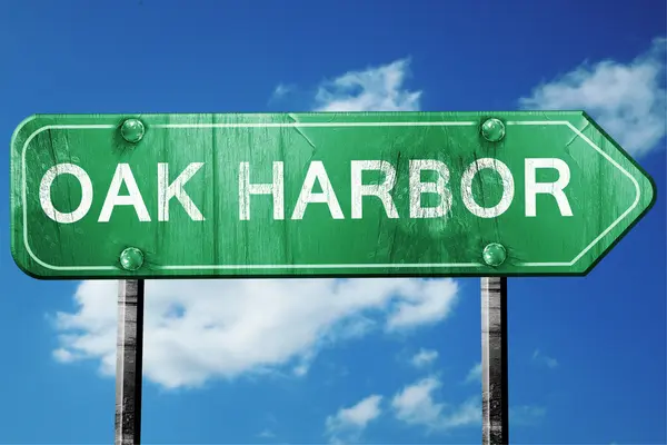 Oak harbor yol işaret, yıpranmış ve hasarlı bir görünüm