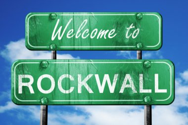 Rockwall vintage yeşil yol işareti mavi gökyüzü arka plan ile