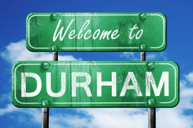 mavi gökyüzü arka plan ile durham vintage yeşil yol işareti