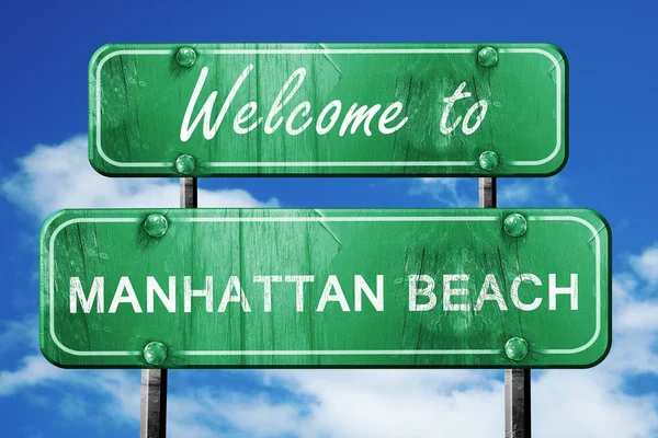 Señal de carretera verde vintage de la playa de Manhattan con fondo de cielo azul — Foto de Stock