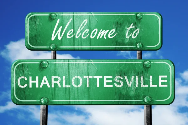 Charlottesville vintage green road sign with blue sky background — Stock Photo, Image