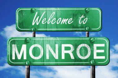 Monroe vintage yeşil yol işareti mavi gökyüzü arka plan ile