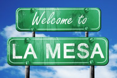 La mesa vintage yeşil yol işareti mavi gökyüzü arka plan ile