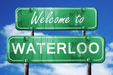 Waterloo vintage yeşil yol işareti mavi gökyüzü arka plan ile