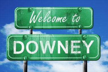 Downey vintage yeşil yol işareti mavi gökyüzü arka plan ile