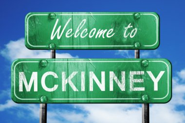 McKinney vintage yeşil yol işareti mavi gökyüzü arka plan ile