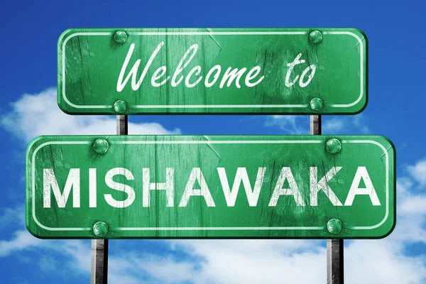 Mishawaka señal de carretera verde vintage con fondo de cielo azul — Foto de Stock