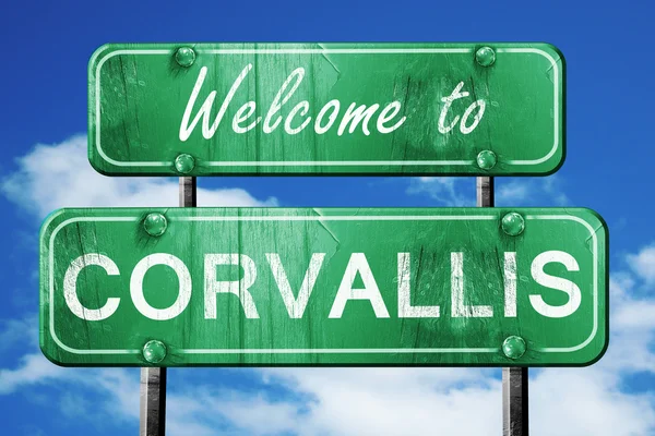 Corvallis vintage green Straßenschild mit blauem Himmel Hintergrund — Stockfoto
