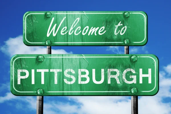 Pittsburgh vintage groene verkeersbord met blauwe hemelachtergrond — Stockfoto