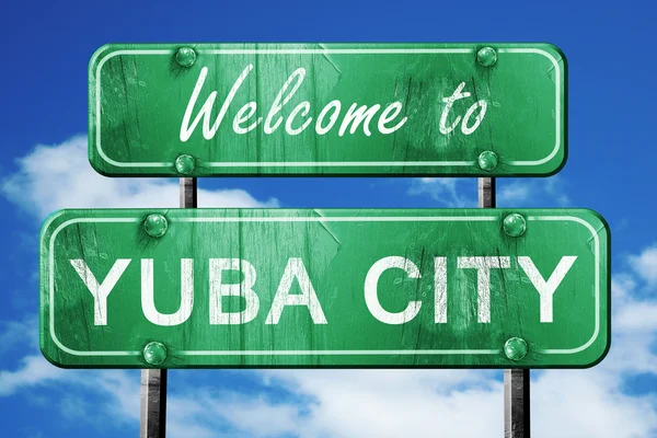 Yuba city vintage yeşil yol işareti mavi gökyüzü arka plan ile — Stok fotoğraf