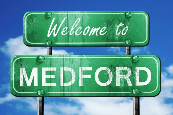 Medford vintage verde señal de tráfico con fondo azul cielo —  Fotos de Stock